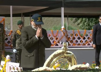 Prime Minister Narendra Modi pays homage at the Kargil War Memorial on the occasion of the 25th anniversary of the ‘Kargil Vijay Diwas’, in Dras, Friday, July 26, 2024. | Photo Credit: PTI