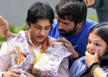 Wrestler Vinesh Phogat was in tears on receiving the historic welcome at IGI airport following arrival after Paris Olympics. Wrestlers Bajrang Punia and Sakshi Malik can also be seen in the photo