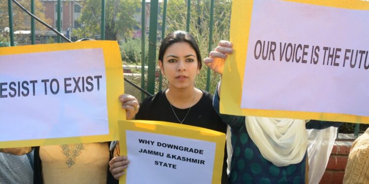 Women protesting against the decision to read down Article 370.