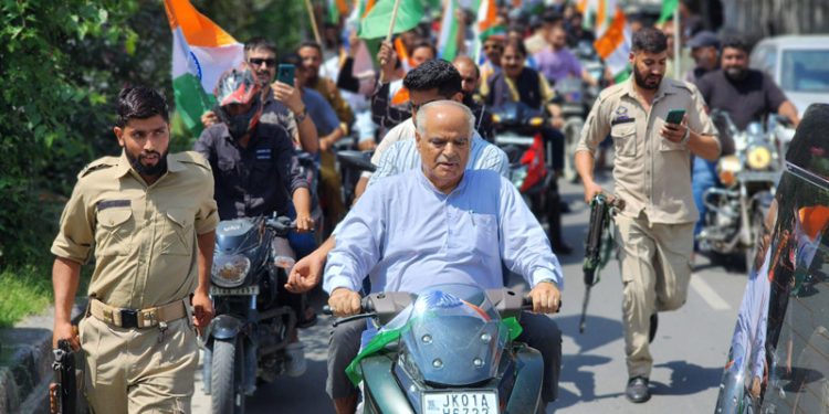 Ashok Koul leading a Tiranga Rally in Srinagar on Monday.