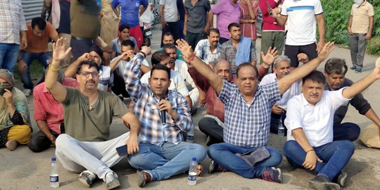 Traders staging ‘dharna’ in warehouse area of Nehru Market, Jammu.