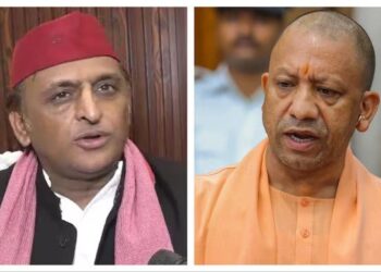 Akhilesh Yadav's remarks were in response to Yogi Adityanath’s statement that the SP’s red cap is "laal" (red) and "karnaame kaale hain" (deeds are black). (Photo: India Today/PTI)