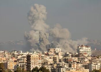 Smokes rise, amid ongoing cross-border hostilities between Hezbollah and Israeli forces, in Tyre, southern Lebanon September 23, 2024. REUTERS/Aziz Taher TPX IMAGES OF THE DAY(REUTERS)