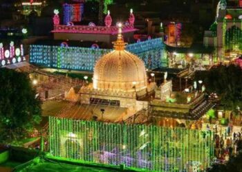 A view of the dargah.