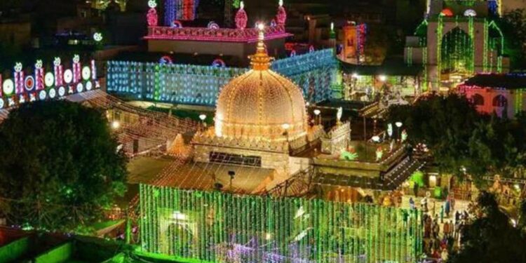 A view of the dargah.