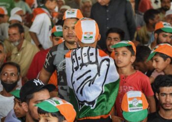 Despite blazing heat, thousands of Congress supporters, who had come from different parts of Kashmir, assembled at the Zainakote ground to attend Rahul Gandhi's rally