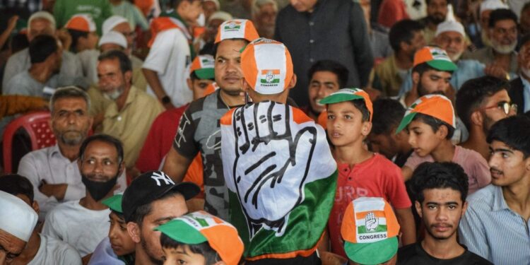 Despite blazing heat, thousands of Congress supporters, who had come from different parts of Kashmir, assembled at the Zainakote ground to attend Rahul Gandhi's rally