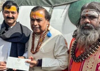 Reliance Industries Chairman Mukesh Ambani gives a cheque of Rs. 5.02 crore to Badarinath-Kedarnath Temple Committee President Ajendra Ajay.(Virender Singh Negi)