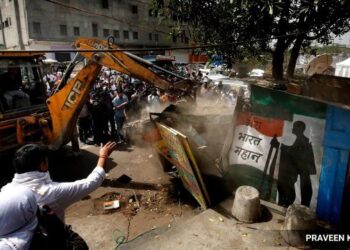 Anti-encroachment drive being carried out in Delhi's Jahangirpuri on April 20, 2022 (Express Photo by Praveen Khanna)