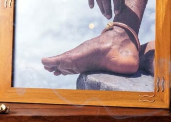 The picture of Sadhguru’s feet or ’Sadhguru Padam Photo’ being sold for ₹3,200(Isha Foundation)