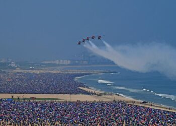 Crowds gathered at the Marina Beach to witness the air show. | Screengrab via Indian Air Force/@IAF_MCC