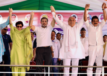 Congress leaders Priyanka Gandhi (L), Rahul Gandhi (3-L) campaigning in Haryana along with Bhupinder Hooda (3-R) and Kumari Selja (2-L) and others. Photo: X/@RahulGandhi