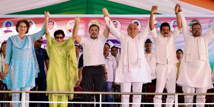 Congress leaders Priyanka Gandhi (L), Rahul Gandhi (3-L) campaigning in Haryana along with Bhupinder Hooda (3-R) and Kumari Selja (2-L) and others. Photo: X/@RahulGandhi