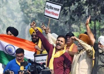 Members of the Hindu Sikh Global Forum stage a protest against the attack on a Hindu Temple in Canada, near the Canadian Embassy in New Delhi.(HT PHOTO)