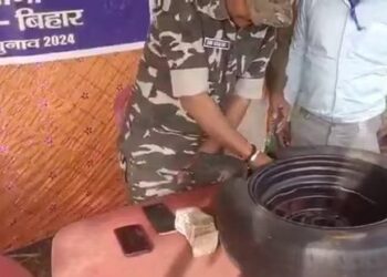 Security personnel removing stacks of cash from a tyre in Jharkhand. (Screengrab)