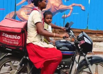 A Zomato delivery agent from Rajkot balanced work with her child, inspiring many online.