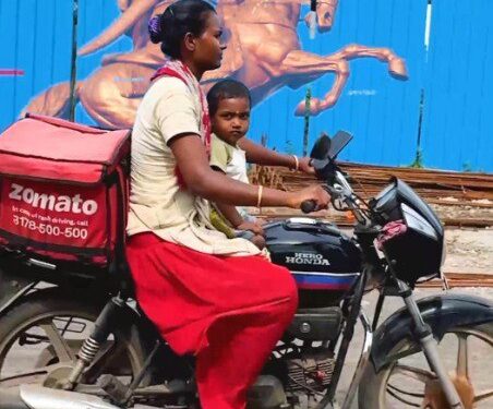 A Zomato delivery agent from Rajkot balanced work with her child, inspiring many online.