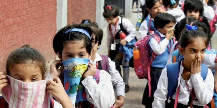 School children cover their noses amid high pollution levels in Delhi. Image for representation