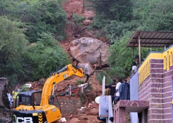 Rescue operation in progress at the site of a landslide at VOC Nagar in Tiruvannamalai on December 2, 2024. | Photo Credit: C. Venkatachalapathy