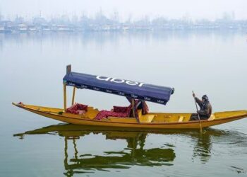 Uber launches India’s first water transport service, offering shikara bookings on its app. (X- @Uber_India)