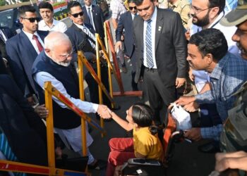 Prime Minister Narendra Modi with young artist Diya Gosai.