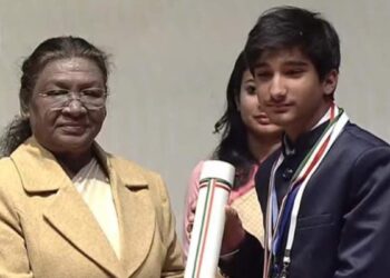 Ayaan Sajad receiving the Pradhan Mantri Rashtriya Bal Puraskar from President Droupadi Murmu.