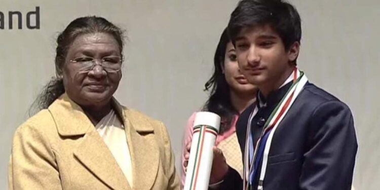 Ayaan Sajad receiving the Pradhan Mantri Rashtriya Bal Puraskar from President Droupadi Murmu.