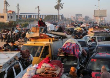 Palestinians wait to be allowed to return to their homes in northern Gaza with vehicles through Salahudeen road after they were displaced to the south at Israel’s order during the war, amid a ceasefire between Israel and Hamas, in the central Gaza Strip, on January 27, 2025.